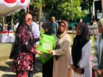 Majelis Taklim Al-Madinah Pemerintah Kota Ambon bersama Tim Penggerak PKK Kota Ambon menggelar kegiatan pembagian hewan kurban